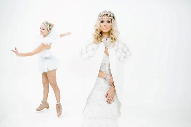 Winter wedding perfection with a lovely Glisse skater