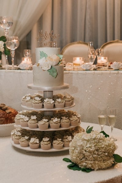 Cakeity Cakes featured in Eva and Neil’s Elegant Wedding at Hazelton Manor
