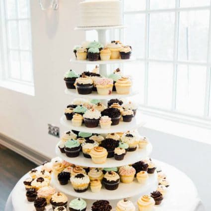 LA Cupcake Boutique featured in Jenna and Matthew’s Classically Modern Wedding At The Doctor’…