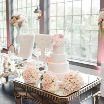 Amanda Foong Cakes featured in Nicole and Adam’s “Chic Soiree” at The Doctor’s House