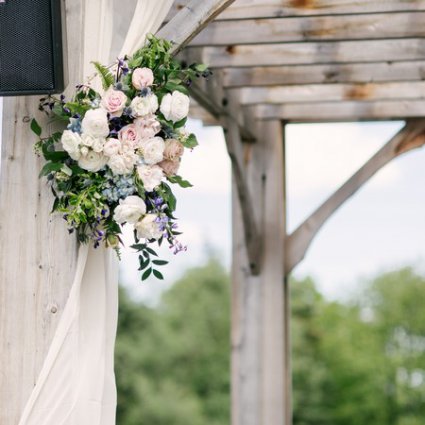 Botany Floral Studio featured in Yar Ting and Carlson’s Beautiful Arlington Estate Wedding