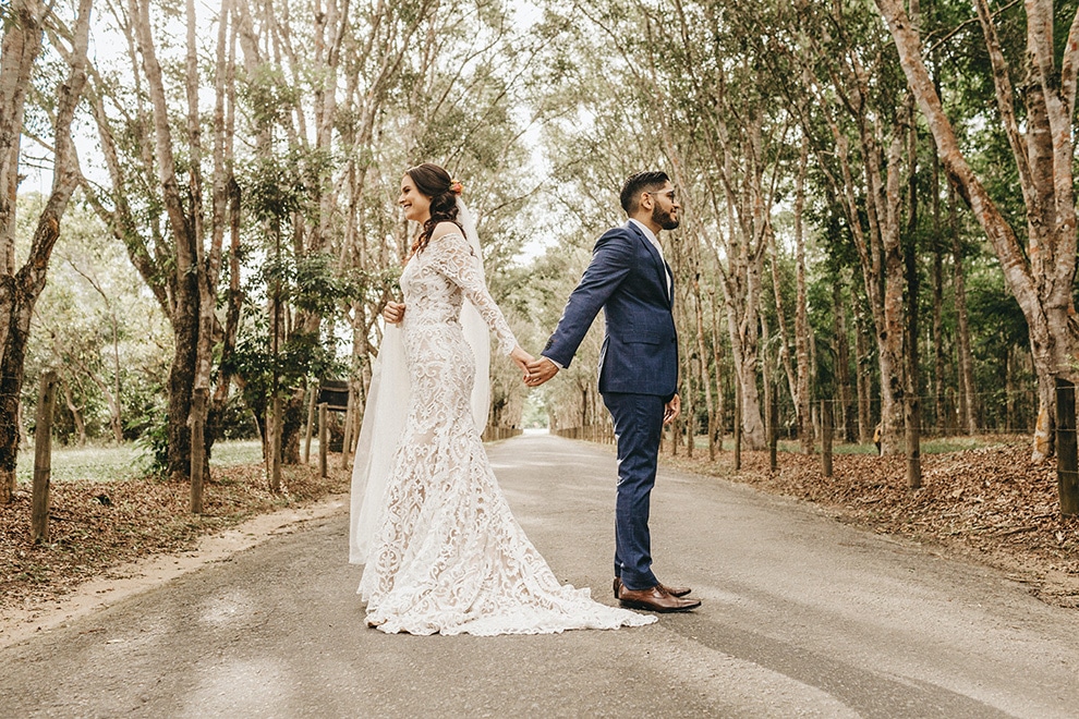 50 Romantic Wedding Couple Poses to Capture the Perfect Moment – Wedding  Rebels