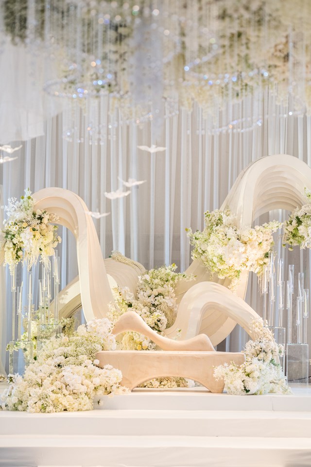 An Opulent White Wedding at DoubleTree by Hilton