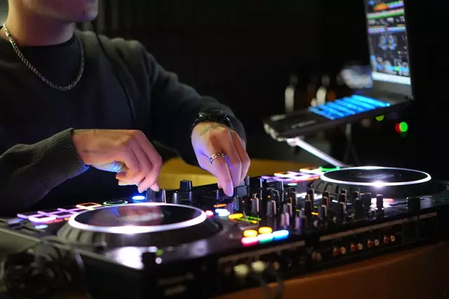 Restaurants: Bar 404 12