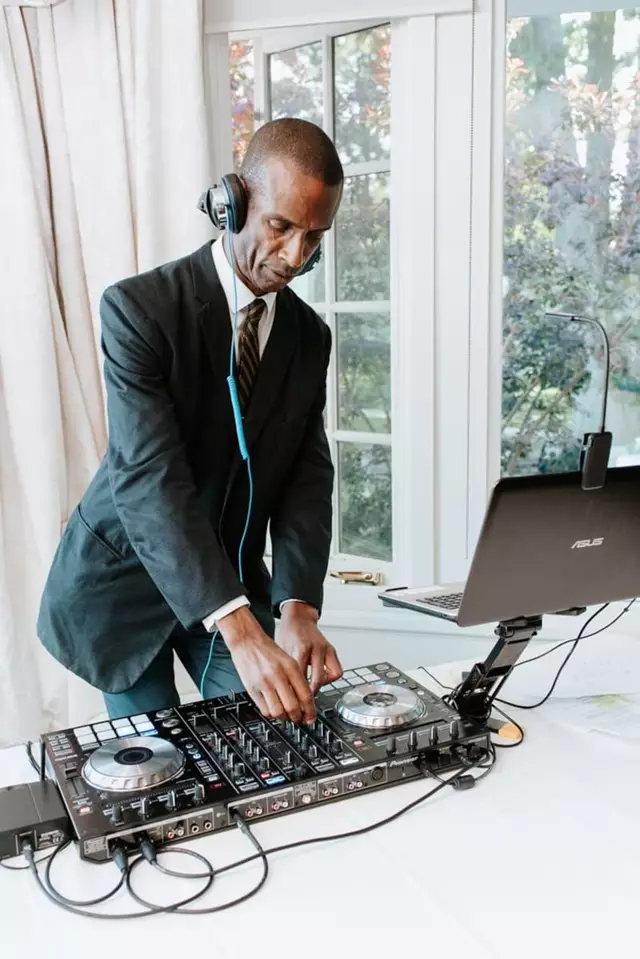Disc Jockey's / DJs: Britton DJ Service 13