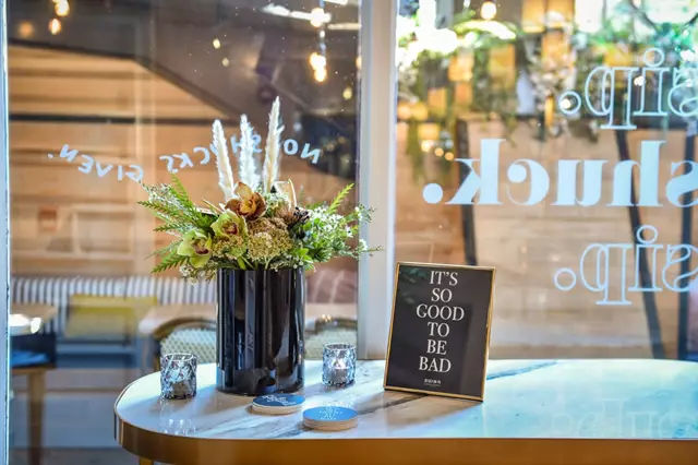 Restaurants: Coffee Oysters Champagne | à toi 9