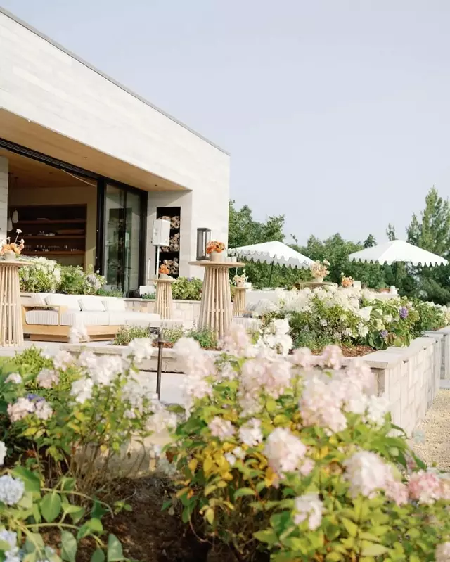 Furniture Rentals: Detailz 11