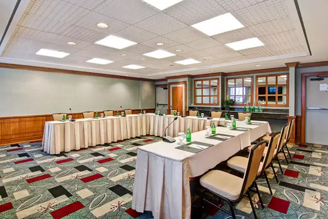 Hotels: DoubleTree by Hilton Toronto Downtown 8