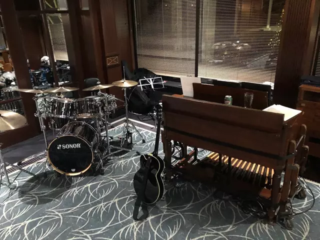 Live Music & Bands: Dr Dave & Friends 8