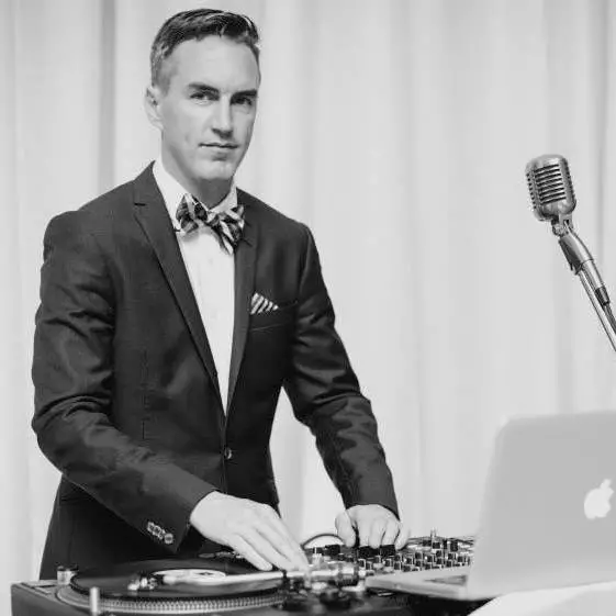 Disc Jockey's / DJs: Evolved Entertainment 11