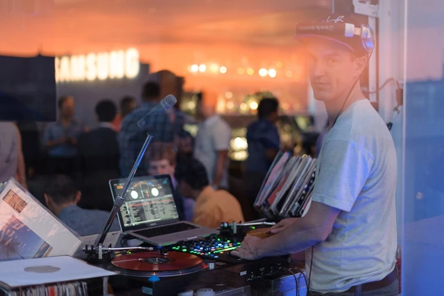 Disc Jockey's / DJs: Evolved Entertainment 27