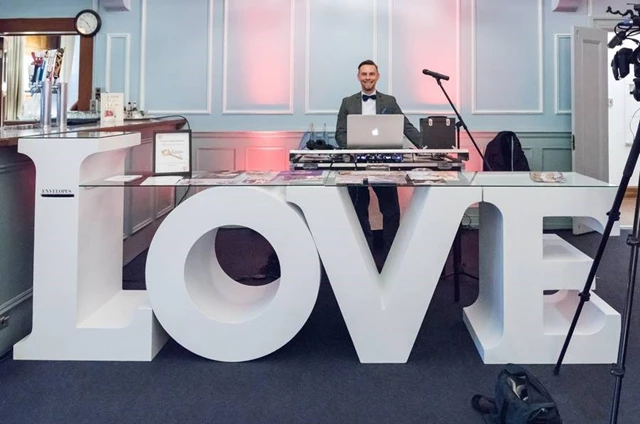 Disc Jockey's / DJs: Evolved Entertainment 9