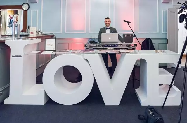 Disc Jockey's / DJs: Evolved Entertainment 9