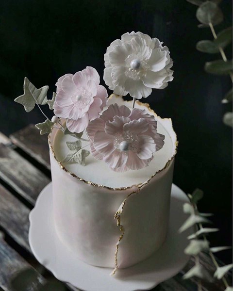Carousel images of Flour and Flower Cake Design