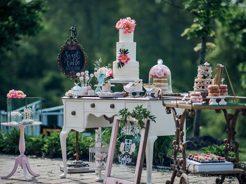 Carousel images of Flour and Flower Cake Design