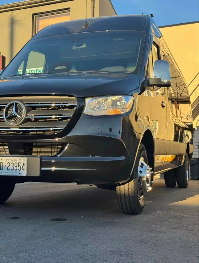 Limousines: GTN Partners Chauffeured Coach & Limo Services 5