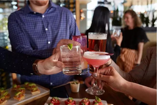 Restaurants: Harpers Landing Bar Grill Hub 4