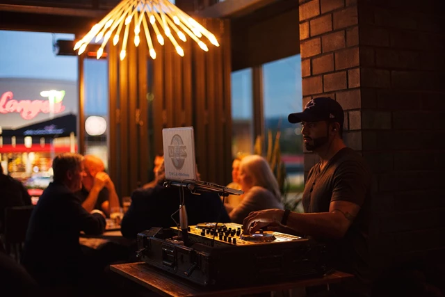 Restaurants: Harpers Landing Bar Grill Hub 5