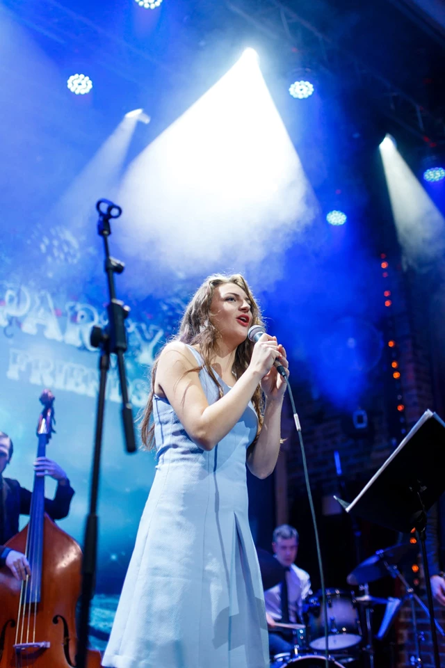 Live Music & Bands: Karina Muhir Jazz Trio 14