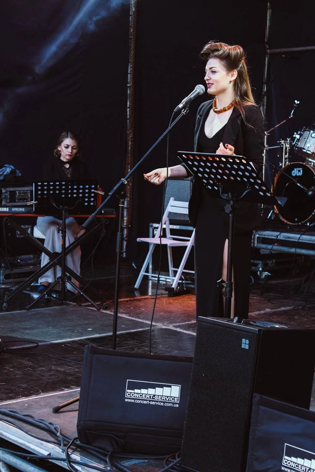 Live Music & Bands: Karina Muhir Jazz Trio 14