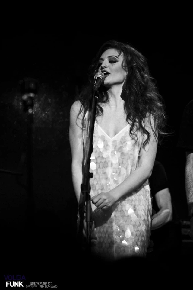 Live Music & Bands: Karina Muhir Jazz Trio 12