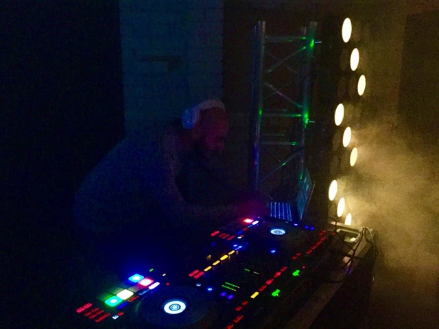 We do house parties... With lights & smoke!