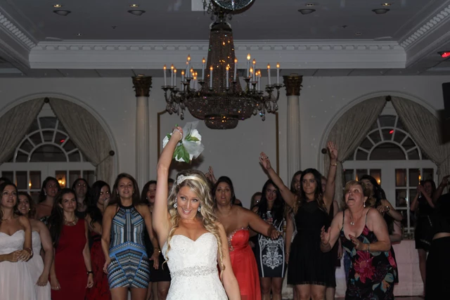 Attention all sigle ladies; it's time for the bouquet toss!