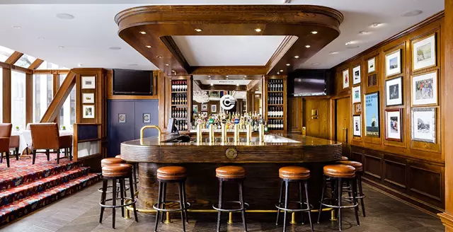 Restaurants: Oak Room 9