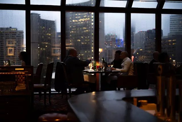 Restaurants: Oak Room 7