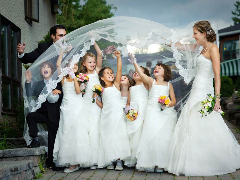 Playing with the kids and veil will feel very natural to you, while we direct you towards the best possible composition