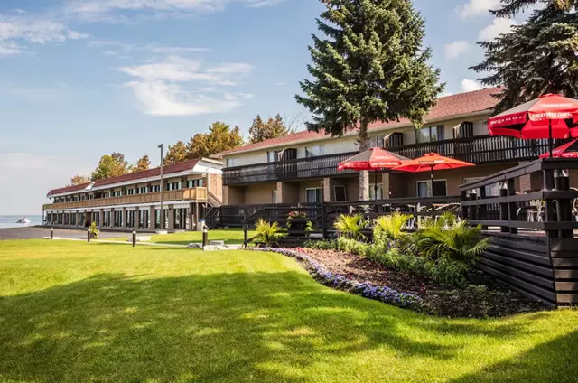 Hotels: Ramada Jackson's Point 4