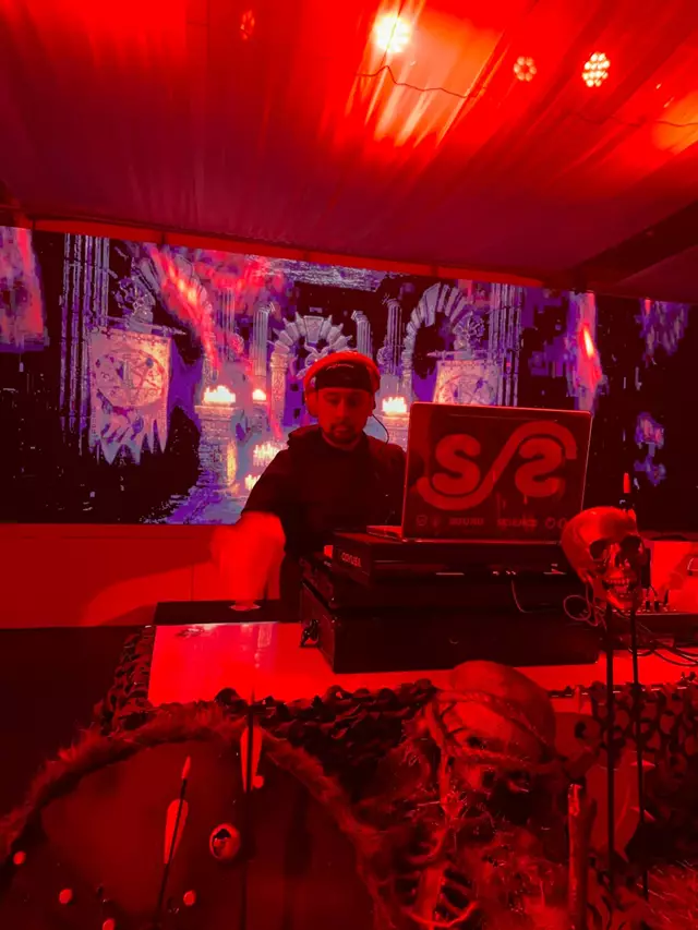 Disc Jockey's / DJs: Sound By Science 8