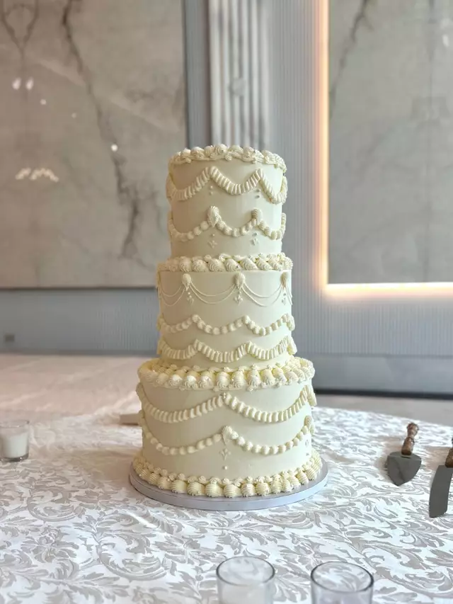 Wedding Cakes: Sprinkled by M 4