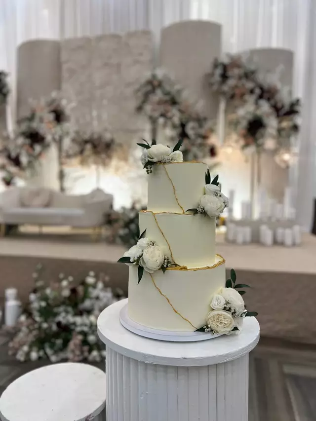 Wedding Cakes: Sprinkled by M 1