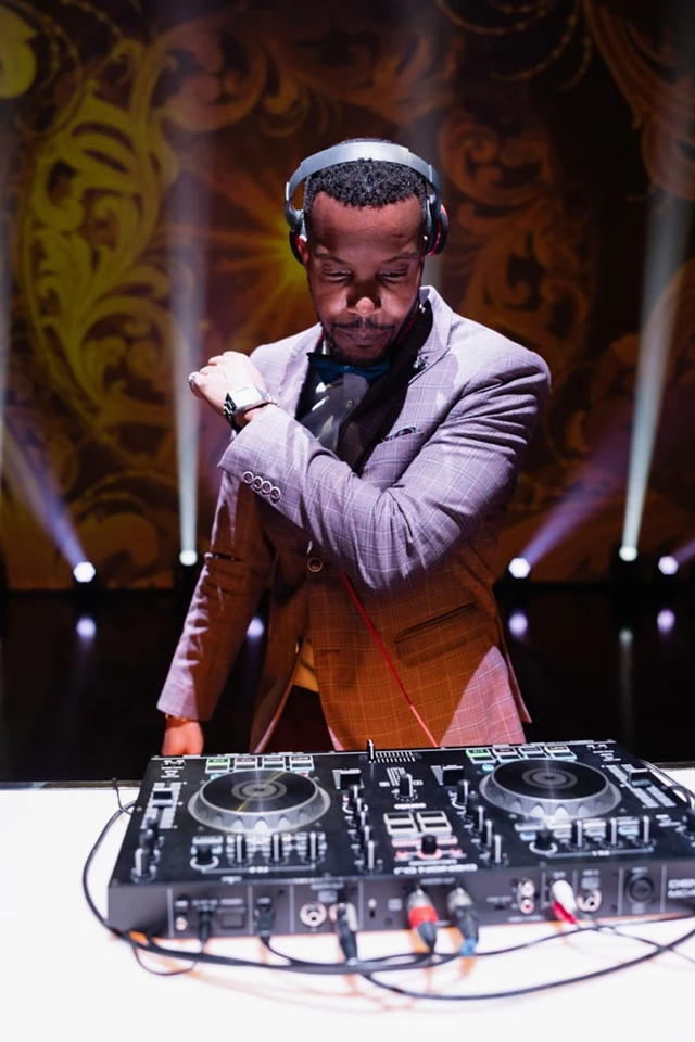 St. Royal Entertainment |Toronto Wedding Band |DJ