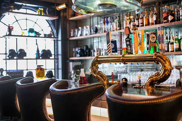 Restaurants: Storm Crow Manor 6