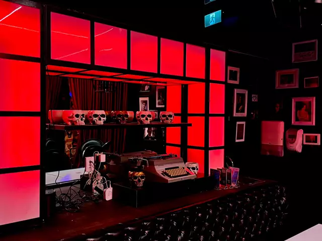 Restaurants: Storm Crow Manor 13