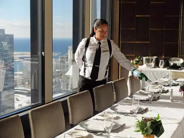 Restaurants: Stratus Restaurant 17