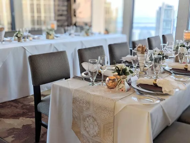 Restaurants: Stratus Restaurant 8