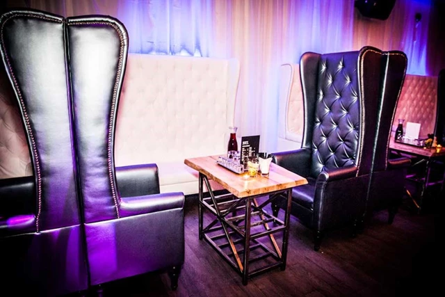 the Cinderella style 6ft. custom built seating in #SET will leave your guests in awe