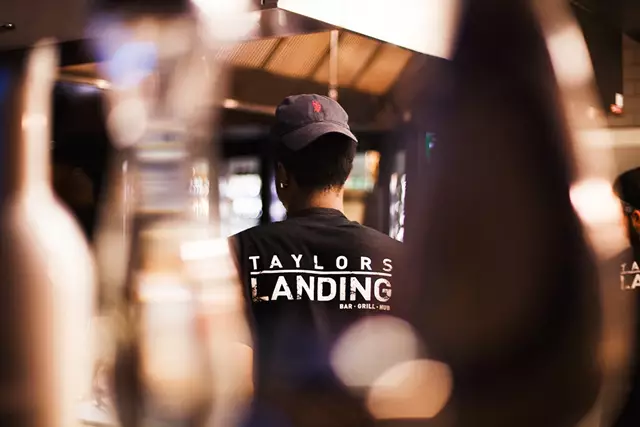 Restaurants: Taylors Landing 4