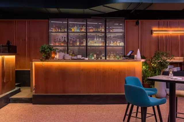 Hotels: The Drake Hotel 8