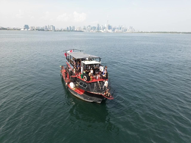 Cruise Ship/Yachts: Toronto Breeze 27
