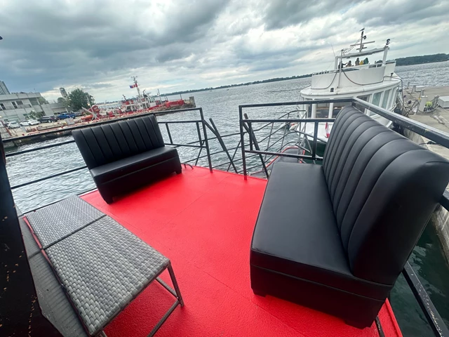 Cruise Ship/Yachts: Toronto Breeze 23