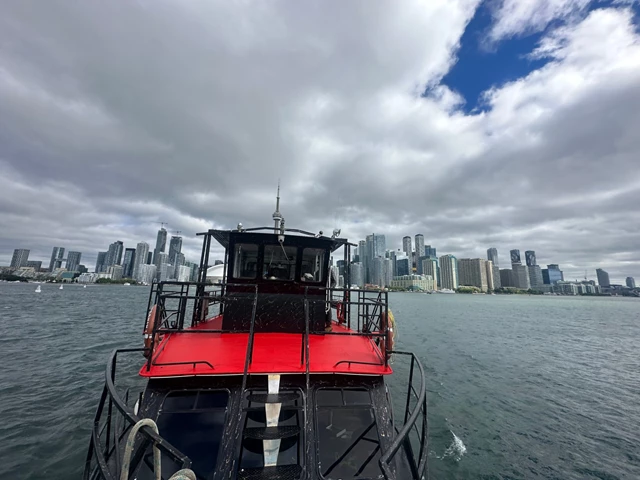 Cruise Ship/Yachts: Toronto Breeze 30