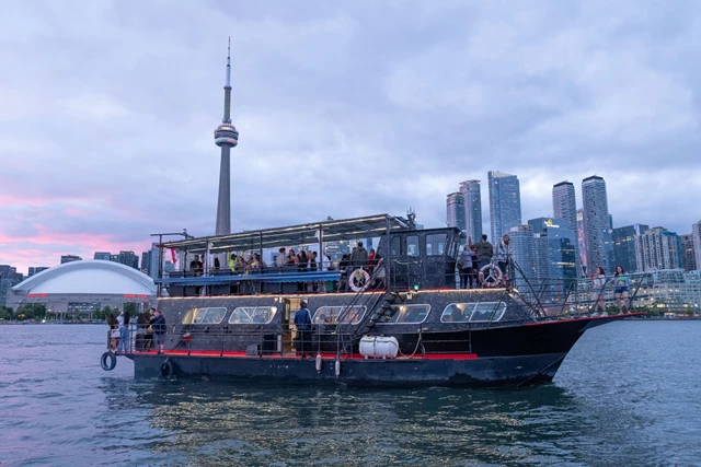 Cruise Ship/Yachts: Toronto Breeze 1