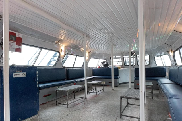 Cruise Ship/Yachts: Toronto Breeze 25