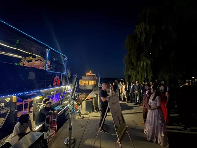 Cruise Ship/Yachts: Toronto Breeze 5