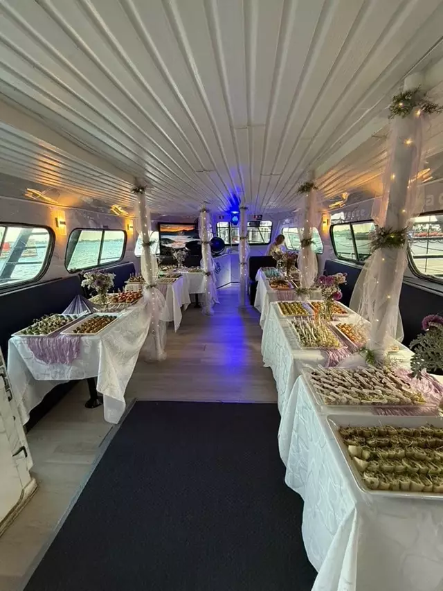 Cruise Ship/Yachts: Toronto Breeze 5