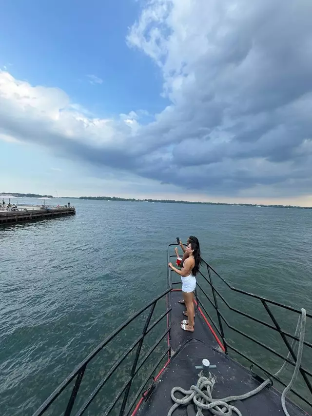 Cruise Ship/Yachts: Toronto Breeze 1